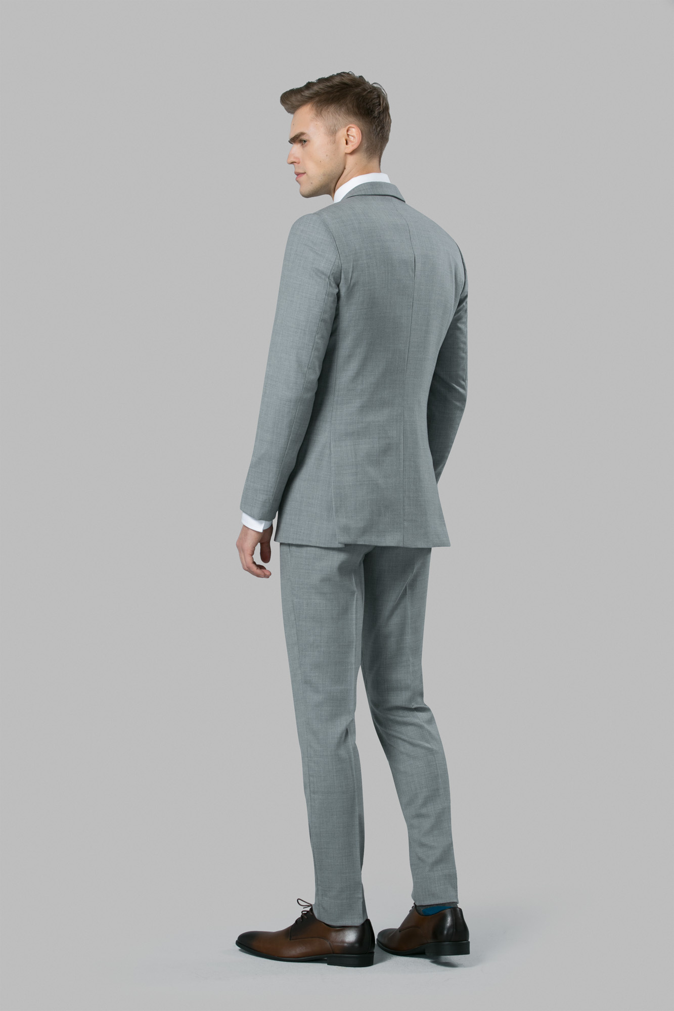 10 Dapper Grey Suits You'll Fall In Love With | Light grey suit men, Grey  suit men, Black suit men